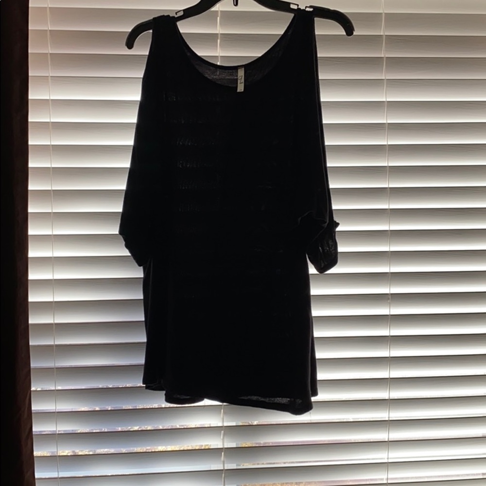 Black split sleeve T-shirt